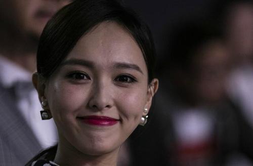 唐嫣纯素颜照竟黑成村姑幸好有脸型拯救