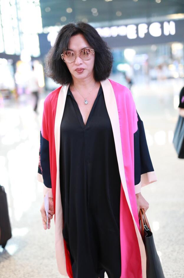 金星晒照宣传新节目尽显妩媚,网友:金姐,周立波骂你