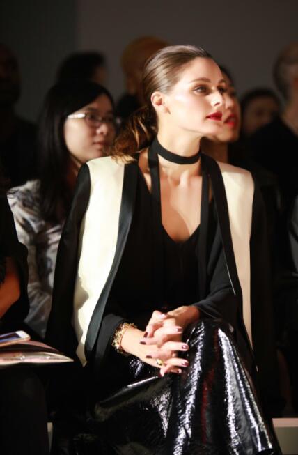 纽约名媛olivia palermo现场助阵icy 2019纽约时装周大秀