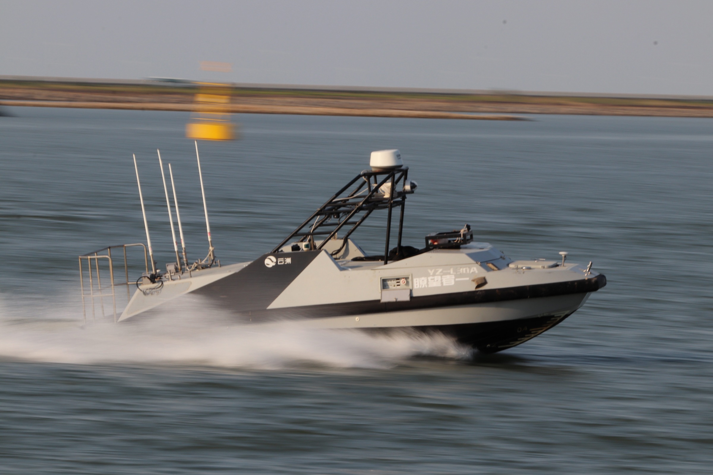 云洲参加全球首次无人艇反走私演练与警察海上协同抓捕犯罪分子