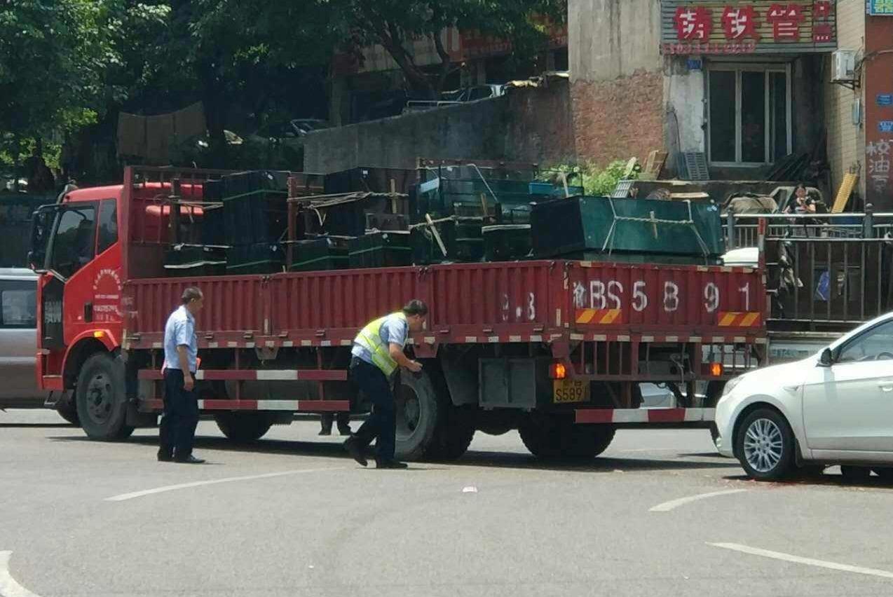 大货车驾驶室太高,盲区大死角多,为什么不能设计成和客车一样