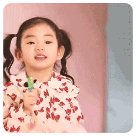 ".要问lucky是谁?她就是戚薇和李承铉额女儿李乐琪呀!