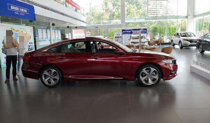 喜提全国首台顶配混动十代雅阁,宝石红色太亮眼,车主:展车也买_凤凰网