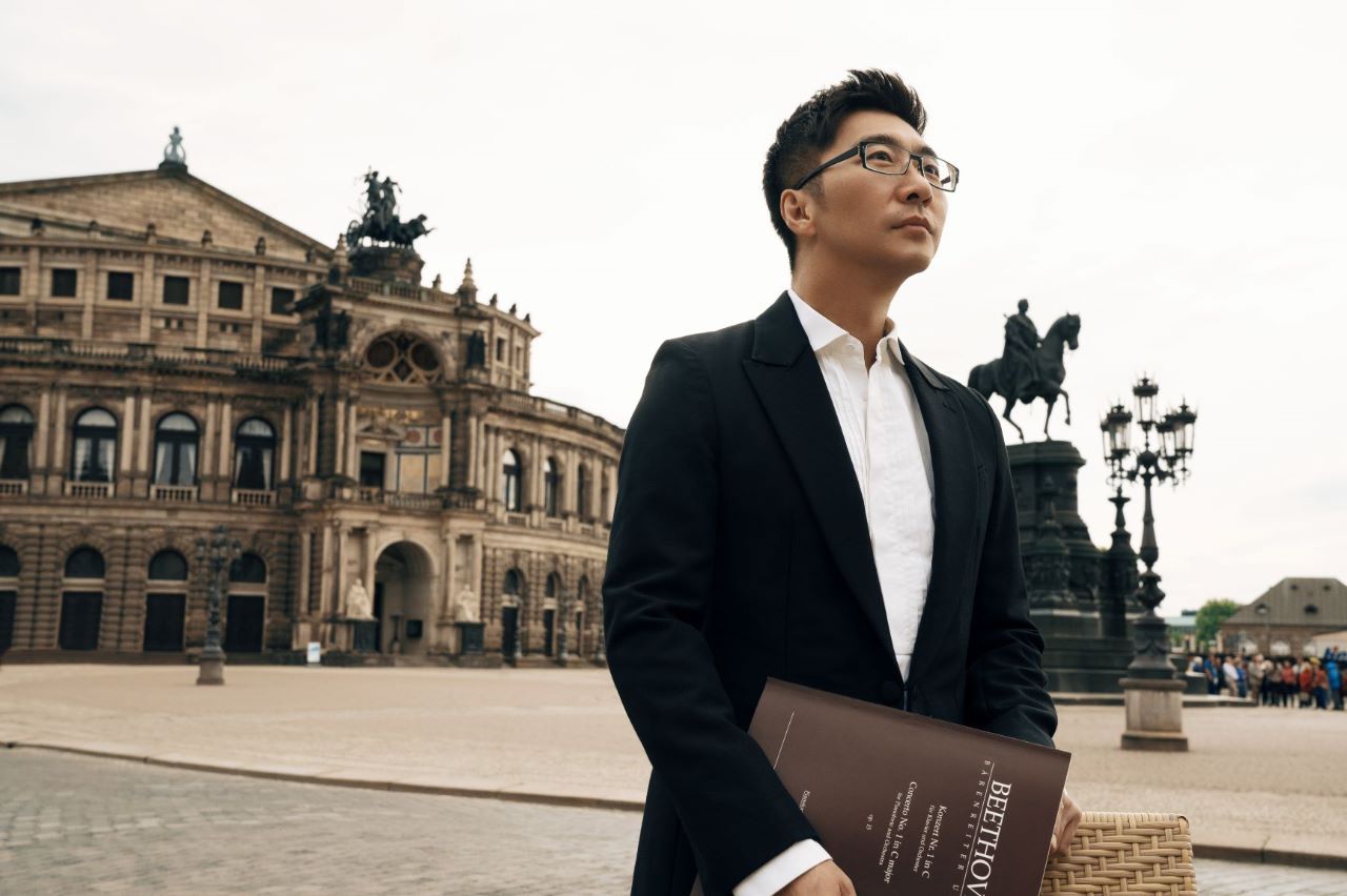 作为世界殿堂级钢琴家,施坦威(steinway)全球代言钢琴家,赵胤胤毕业于