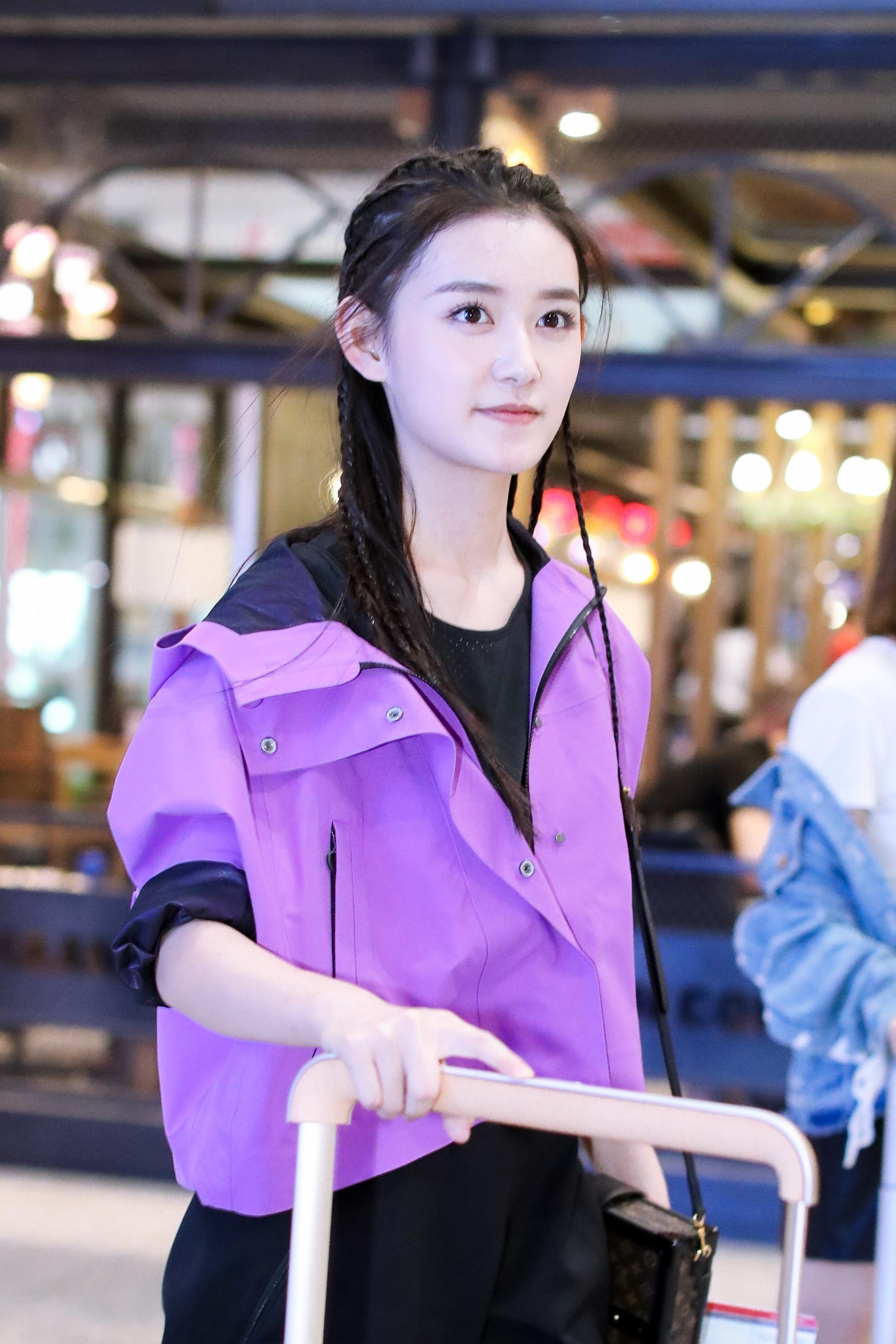 小花蒋依依胃口大开欢吃炸鸡 扎小脏辫儿甜美俏皮不失潮范