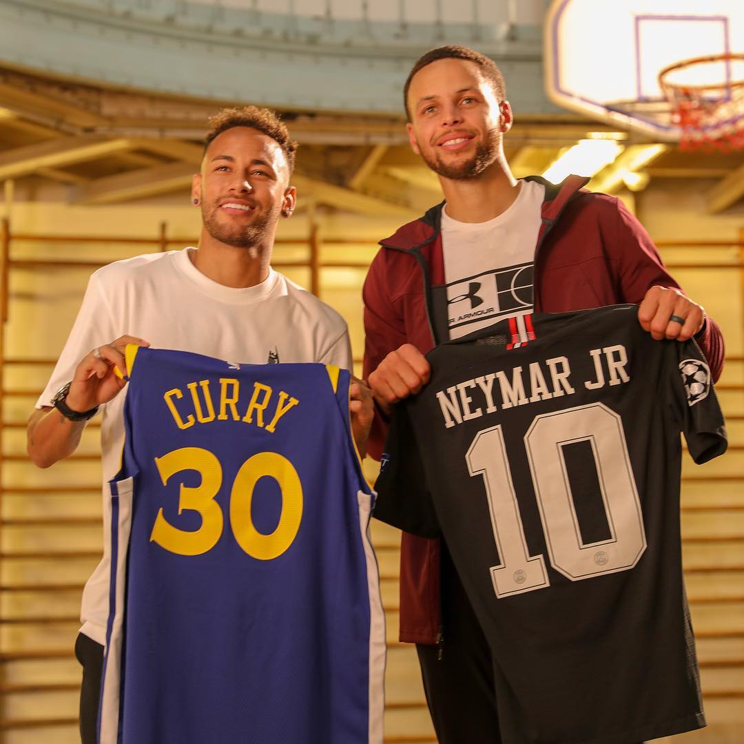 相谈甚欢!内马尔与库里互相交换球衣