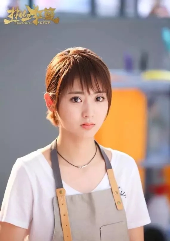 行业人物 > 正文 在一年级之后,邢菲的演员道路逐渐走上了正规,签了