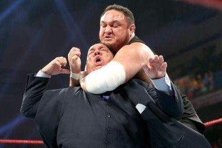 萨摩亚乔怒气冲冲挑衅布洛克,布洛克一登台迎头暴打!