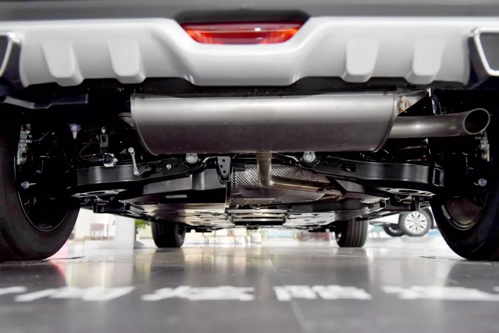 而在底盘悬架方面,奕泽采用了比较常规的前麦弗逊式独立悬架以及后多