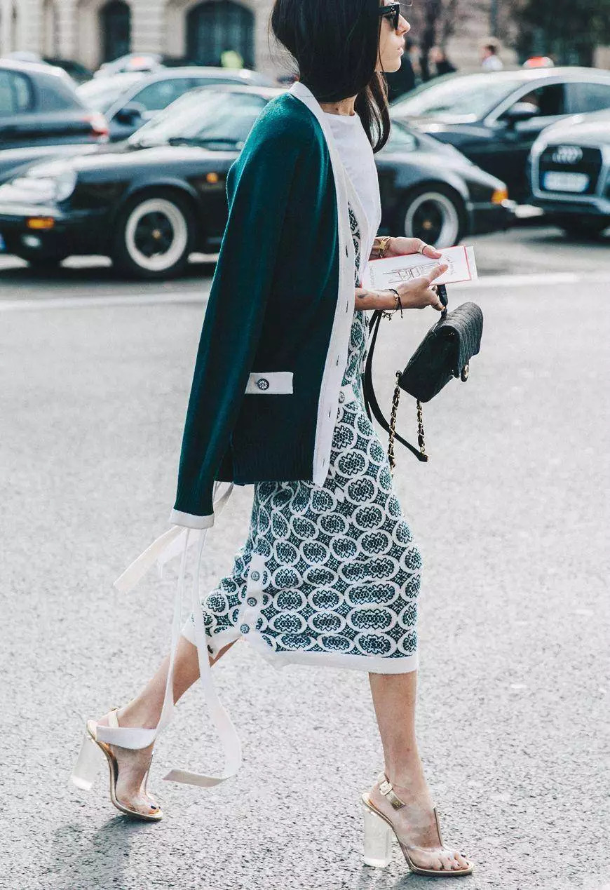 格子中长裙,有种别样的儒雅气息,和大地色的针织衫搭配,黄色搭配大地