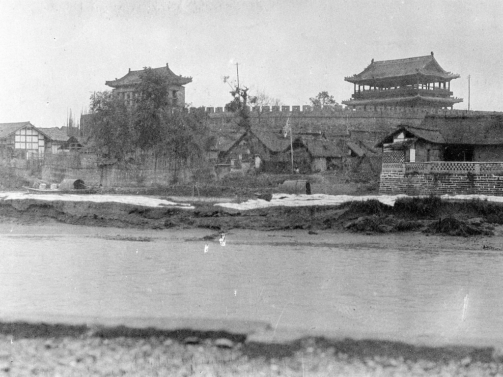 旧照江水环绕城墙耸立的老成都