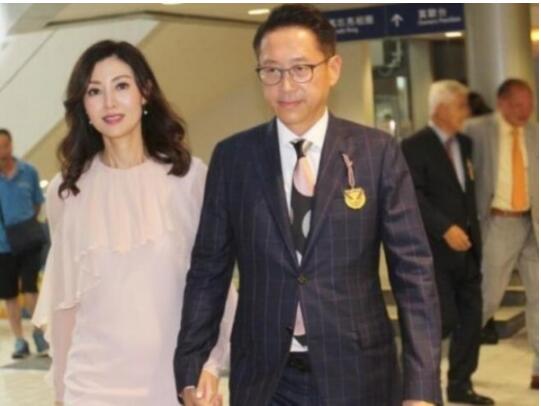 李嘉欣和老公许晋亨同框秀恩爱一个细节甜炸