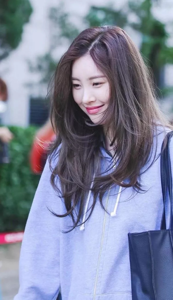 韩国腿精李宣美冠军秀喜提一位比起节目中的迷人舞姿她的心机发型更