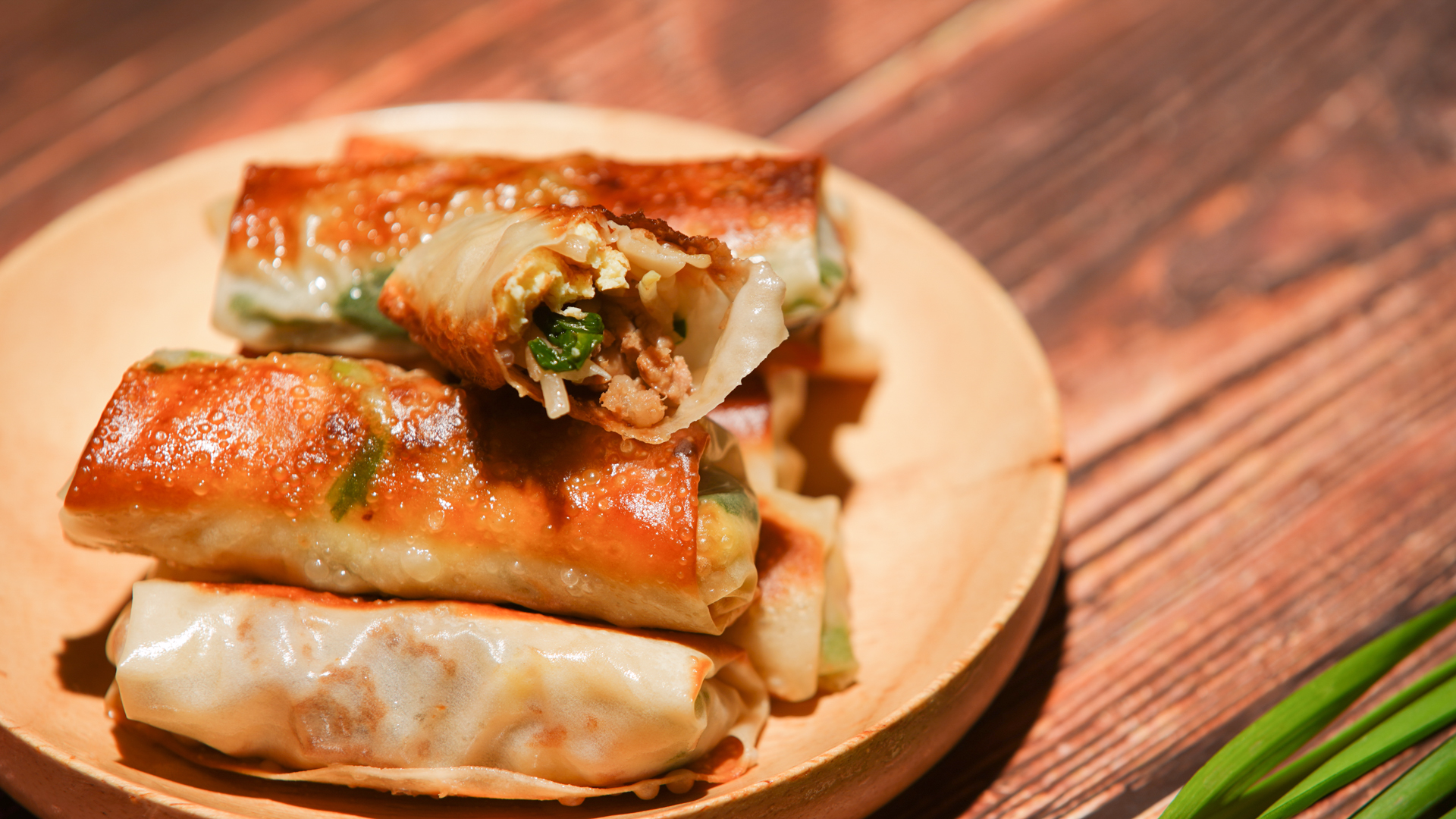 小孩最爱的越南小吃,不揉面不发面,用上这招,薄如蝉翼香喷喷!