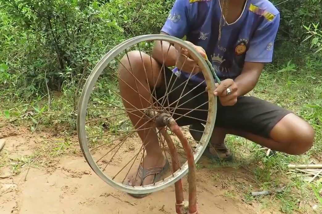 自行车轱辘这样处理一下,秒变诱捕陷阱,佩服!