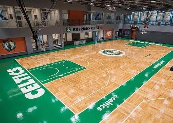 而new balance的总部正位于波士顿,并与凯尔特人队合作建立了一座