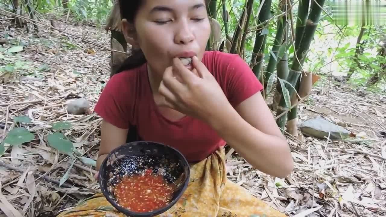 胖大姐的漂亮女儿野外石板煎蛤蜊,蘸着酸辣酱吃不停吧唧嘴