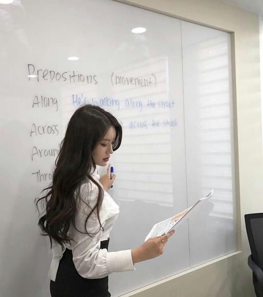 女神级别英语老师眉清目秀,五官端正,上课引发大家的学习热情!