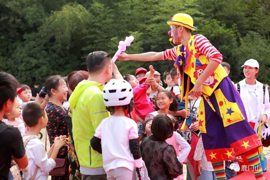 小丑   小哥哥和游客互动表演    送礼物啦