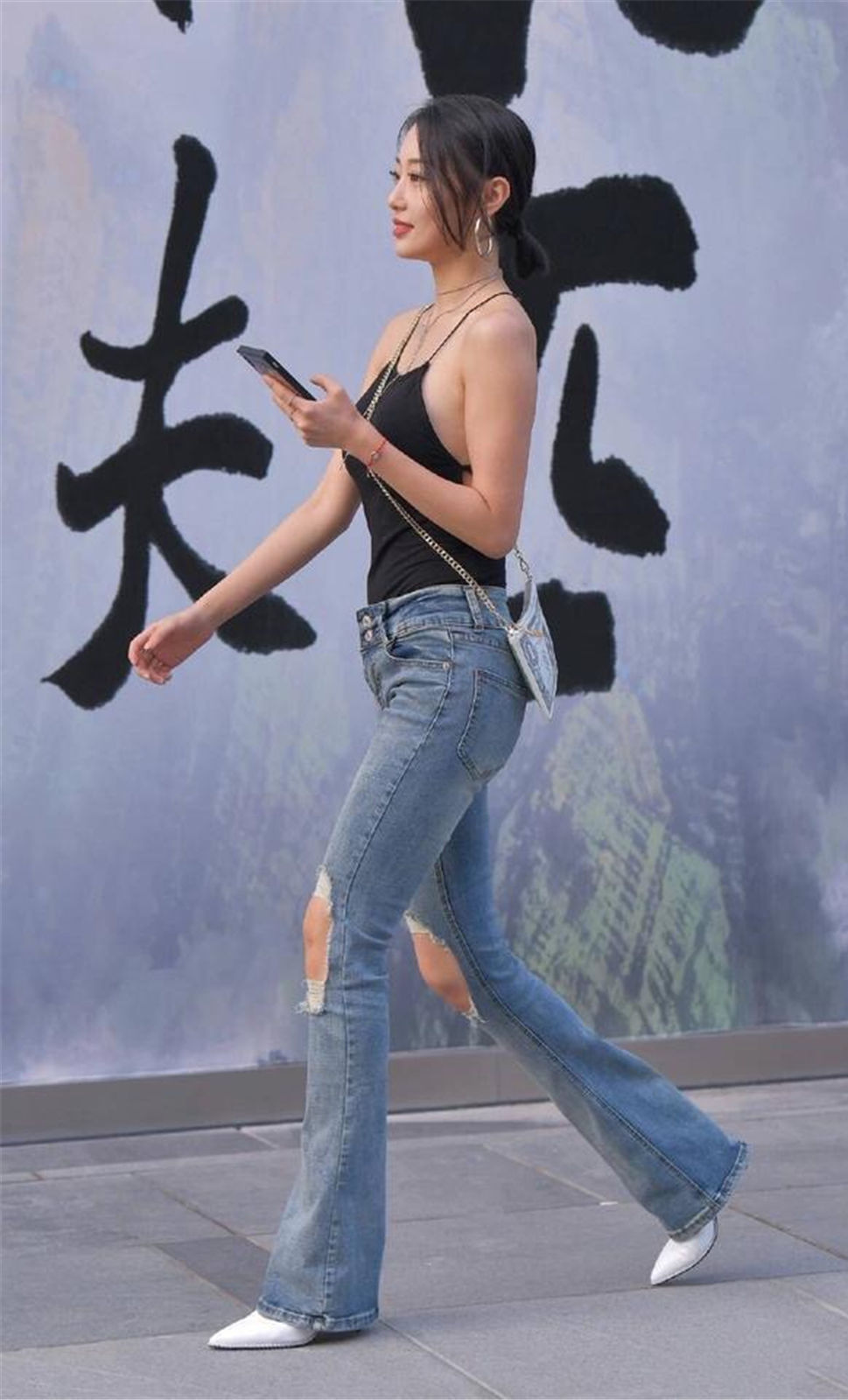 美女穿时尚牛仔裤带来复古风情,杨柳小蛮腰的迷人轮廓尽显女人味