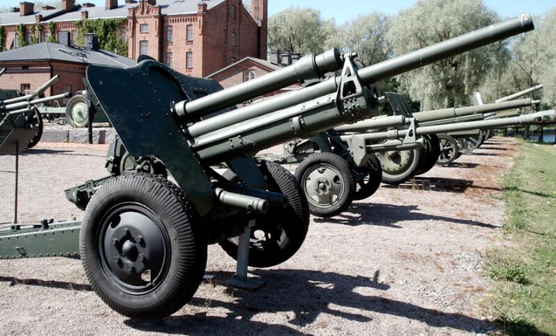 这就是m1936型野炮,该炮口径76毫米,48倍身管搭载在一个开脚式的摩