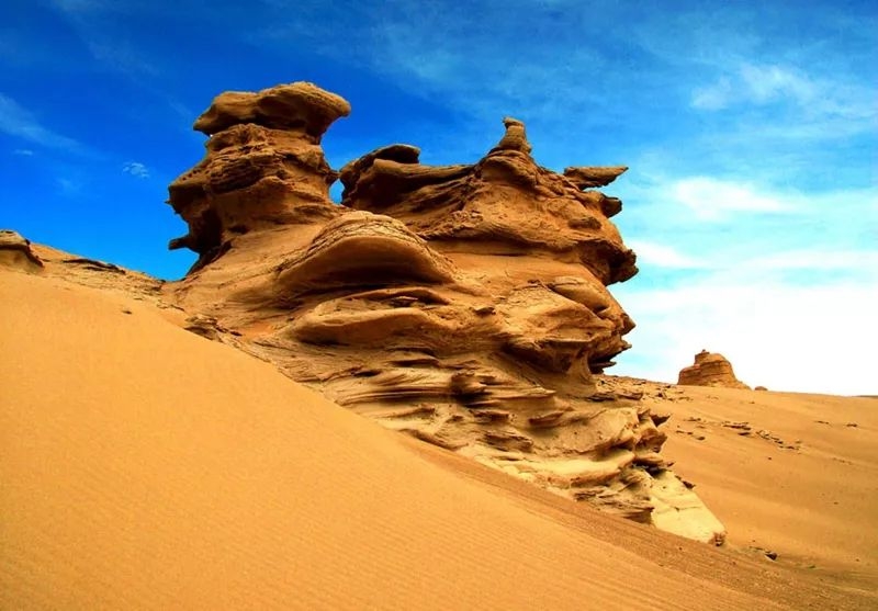 古尔班通古特沙漠边缘地带,古尔班通古特沙漠同时也是中国面积最大的