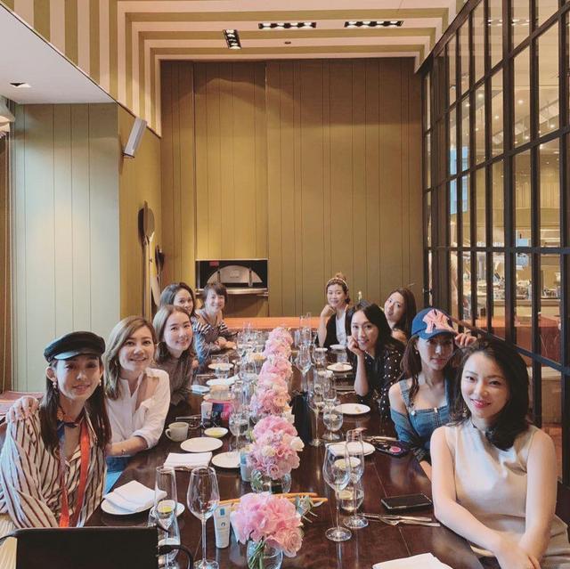 梁静茹与范玮琪一帮小姐妹齐聚庆生,网友:更像名媛聚会吗?__凤凰网