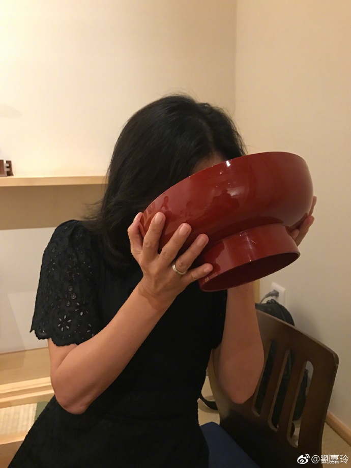 吴昕拿盆当碗说这样吃饭显脸小网友和邓超看了却说她像在呕吐