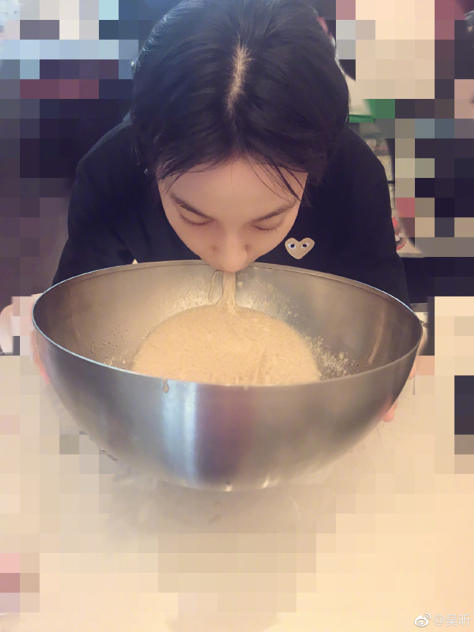 吴昕拿盆当碗说这样吃饭显脸小网友和邓超看了却说她像在呕吐