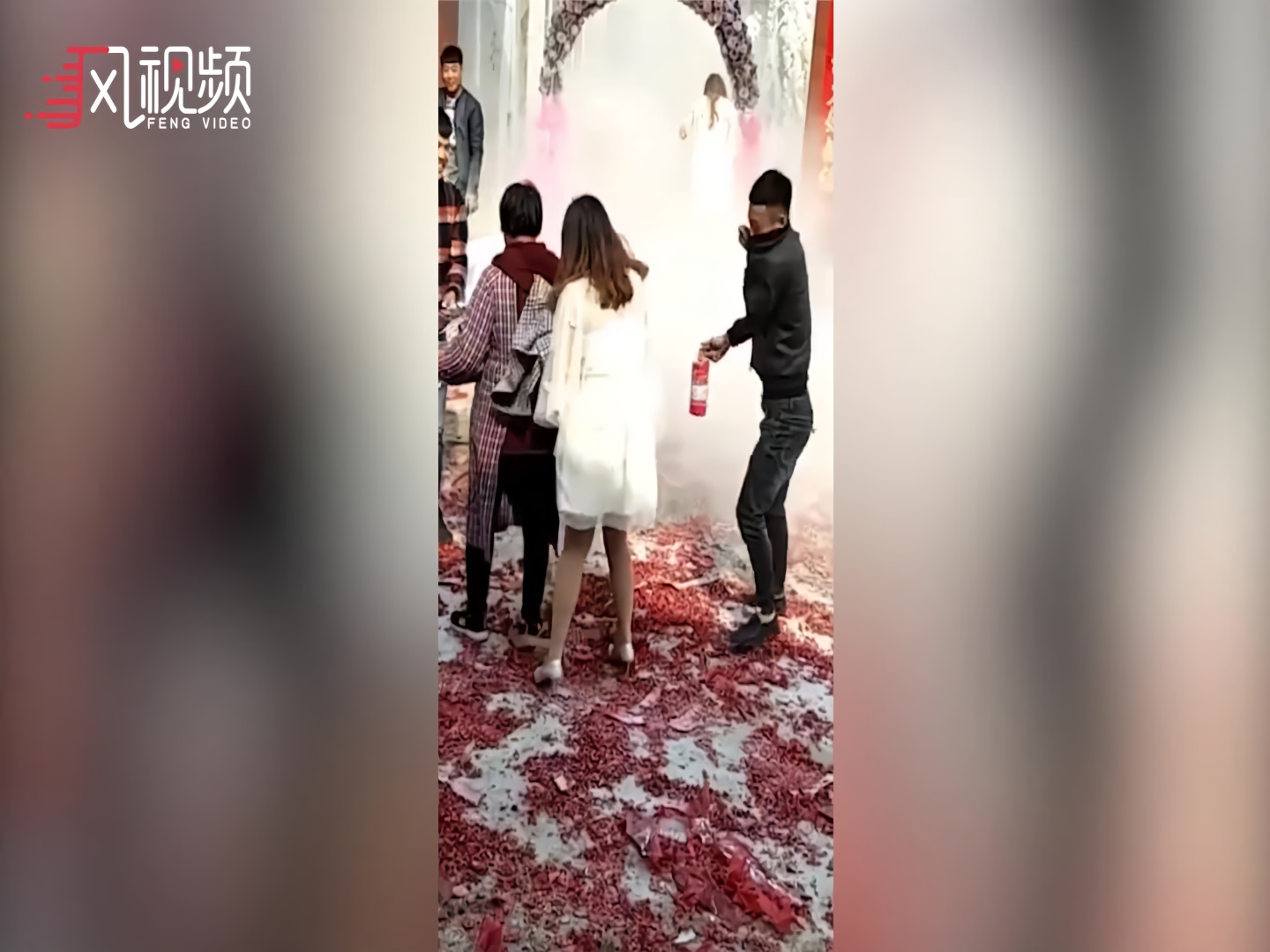 婚闹新高度新人遭灭火器一通猛喷一宾客当场翻脸