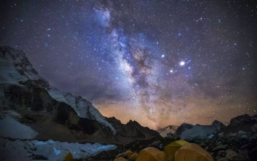 在6月至10月是去珠峰看星空的旺季,可以找到车前
