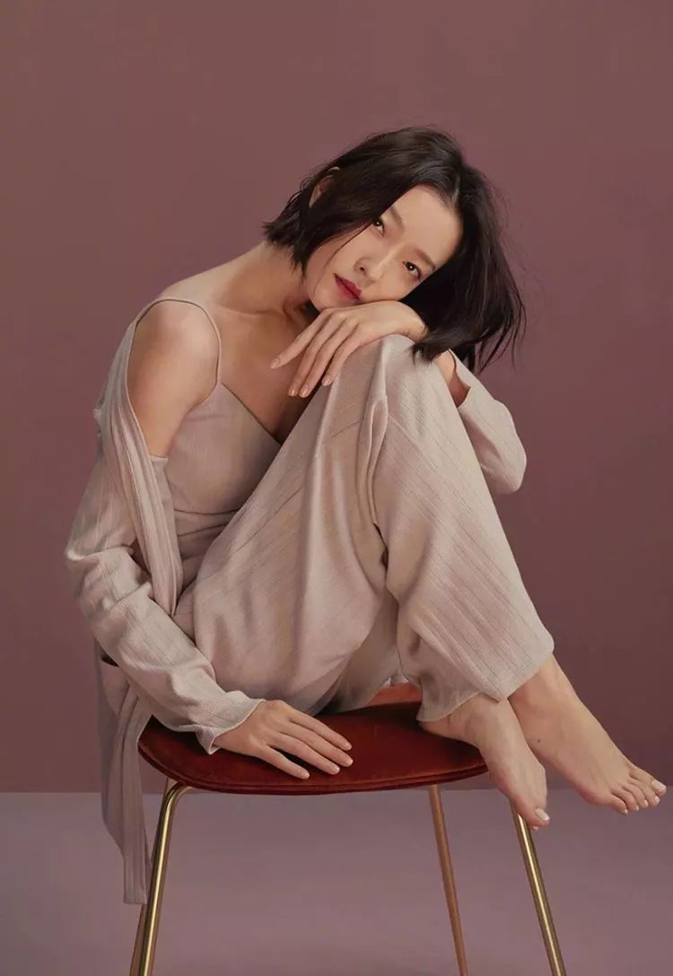 平胸即时髦这3款衣服只有平胸穿才显高级