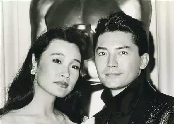 记者们如狼似虎地追逐着英姿勃发的 尊龙,美艳动人的 陈冲和 邬君梅.