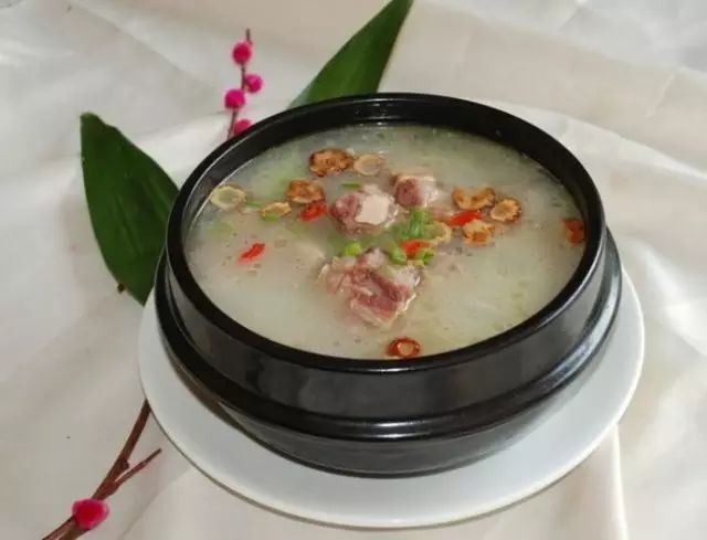 东汉张仲景《伤寒论》中的 猪肤汤,是以 猪皮为主药的一个非常经典的