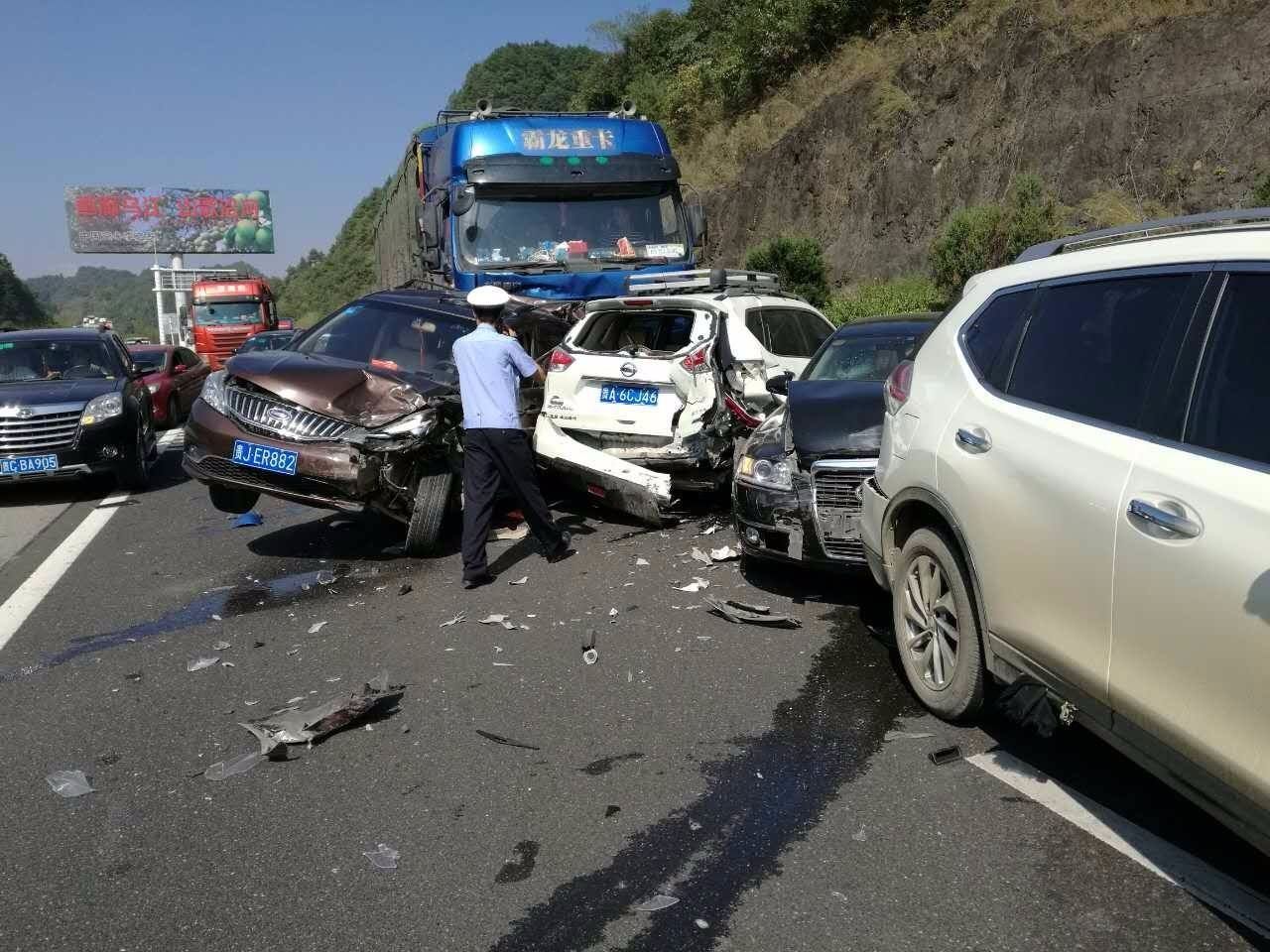 高速上前车突然急刹车应该怎样处理?记好这两点,真遇到了很有用__凤凰