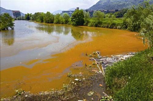 在水产养殖中,铁锈水泛指养殖水体表面有一层铁锈色的油膜或者整个