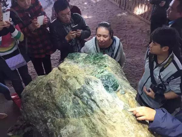 亚洲一号,价值十亿的传奇帝王绿翡翠赌石,百年难得一见