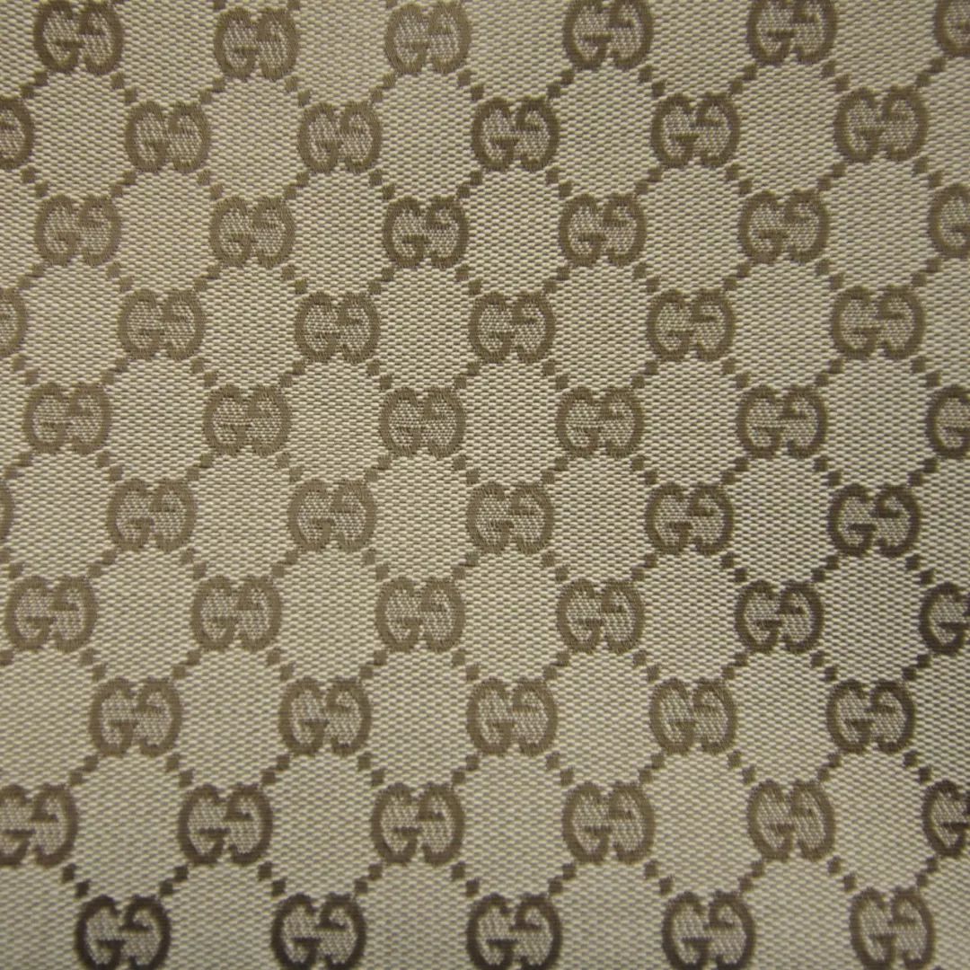 老花界大佬级人物还有一位,那就是gucci,双g字母 棋盘虚线组成的图案