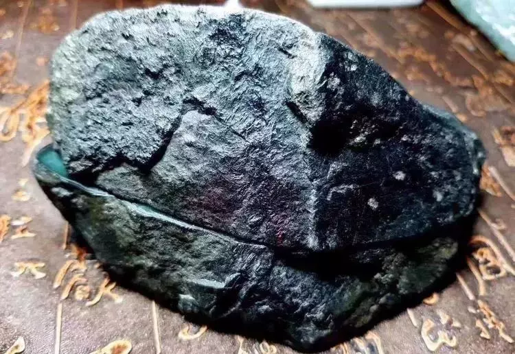 一块黑皮壳的翡翠原石油青种翡翠也有着绝无仅有的魅力!__凤凰网