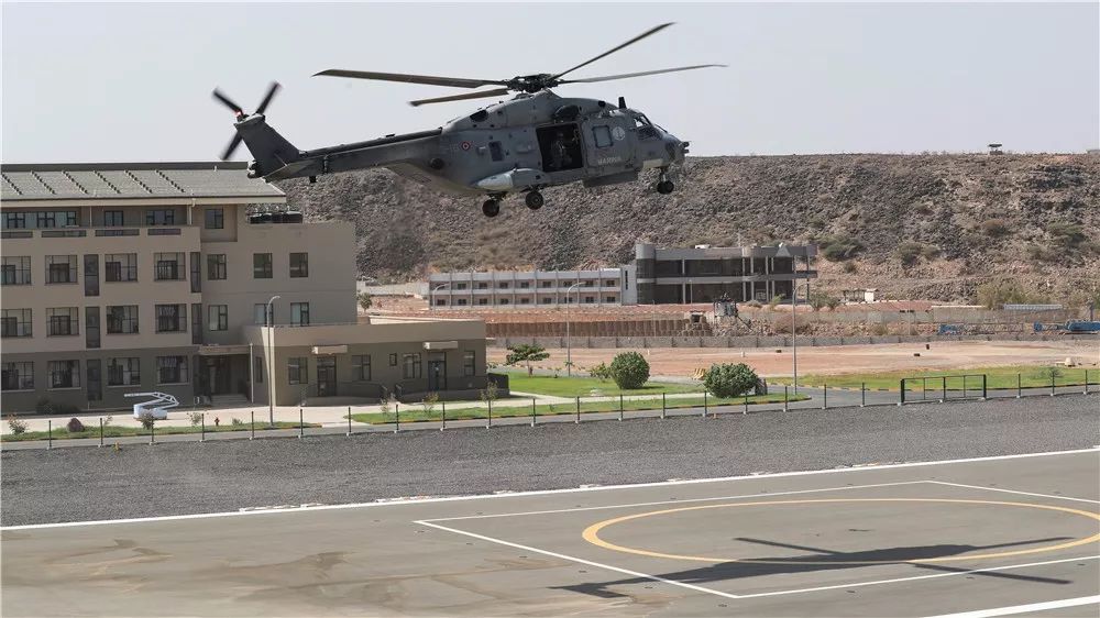 我驻吉布提保障基地与欧盟465编队 开展联合医疗后送救援演练