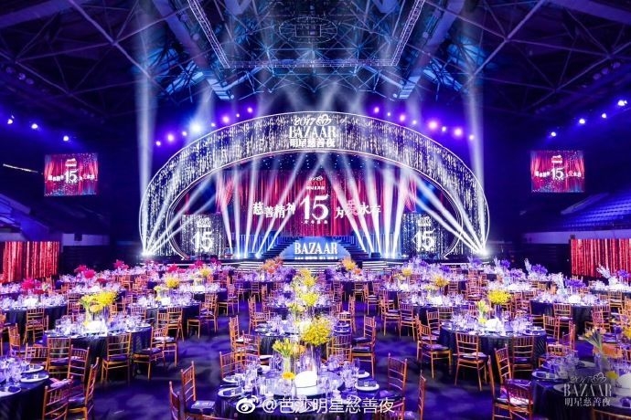 芭莎慈善晚会咖位捐赠都下降,女星合影更是纷纷让出c位!