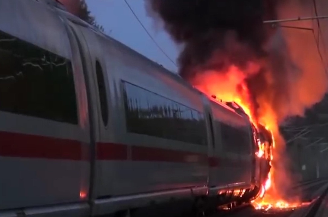 德国高铁车厢突发大火 车厢被烧穿数百人紧急疏散