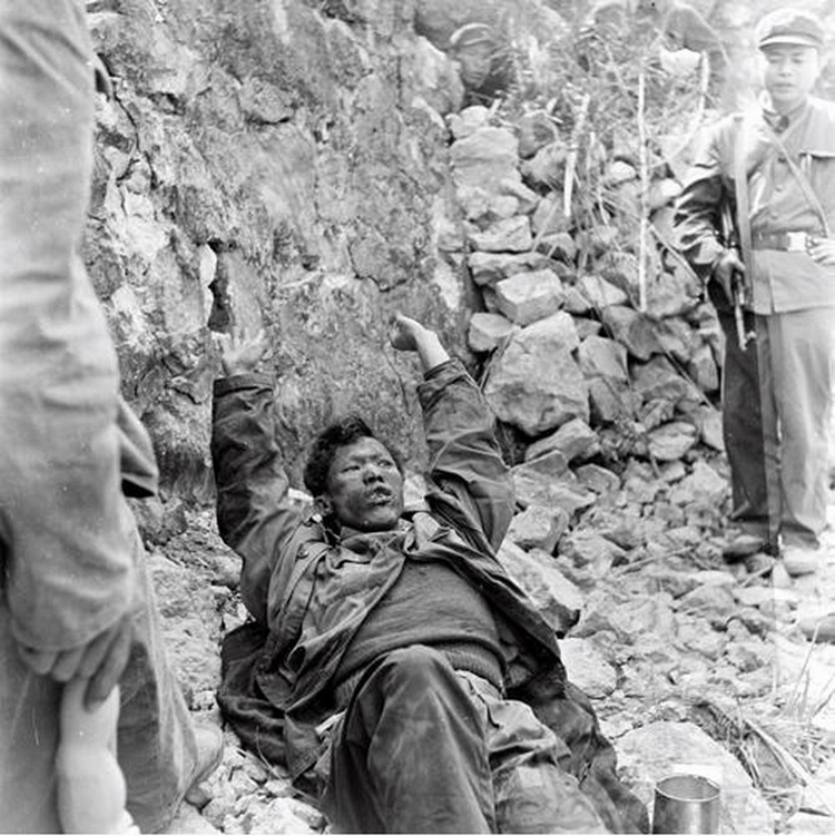 中越战争清洗烈士遗体图片