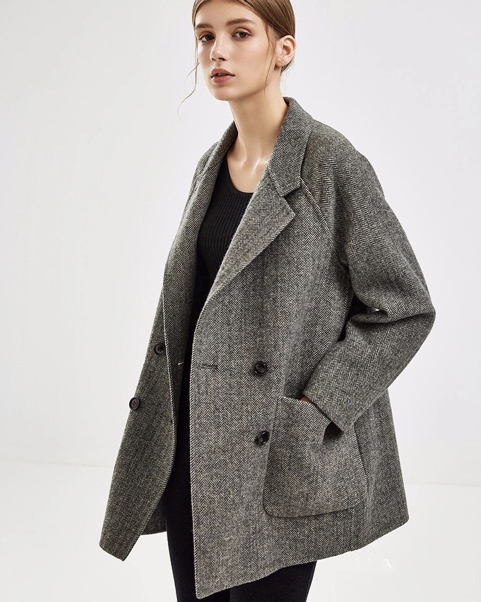 人字纹羊毛大衣 纯羊毛面料 毛质柔软,手感舒适,有光泽感 双排四粒扣