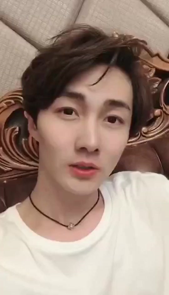 本宫座驾最时尚张乐迪小哥哥竟然在这里超拉风的红外套给时装周加分