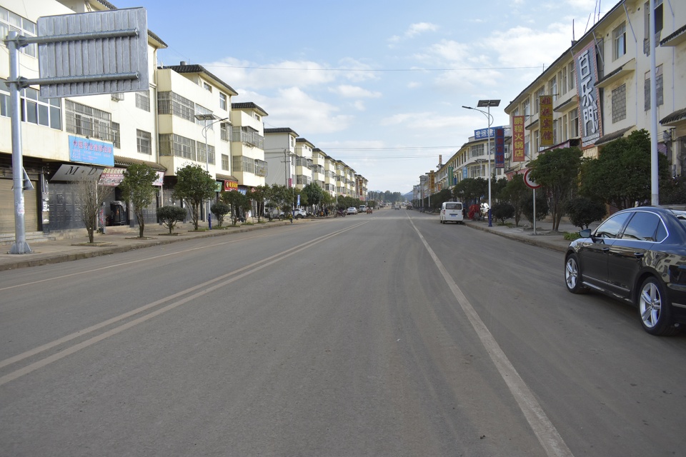 新街乡位于鲁甸县县城西北部,距县城50多公里,森林覆盖率高达34%以上