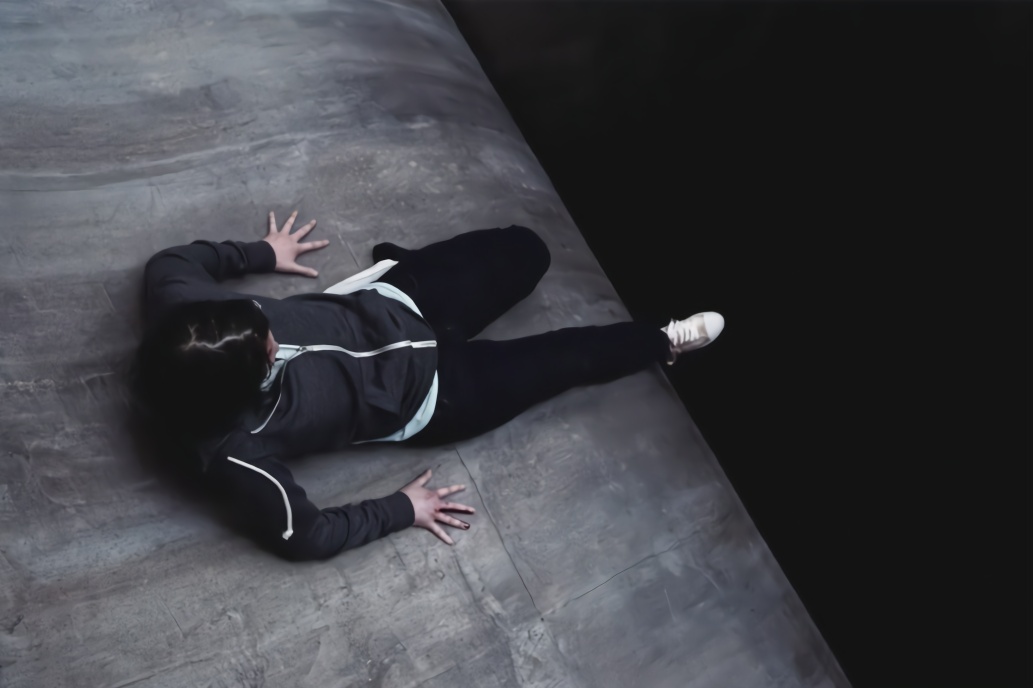 女孩醒来身处险境越想离开越离深渊更近越挣扎越绝望