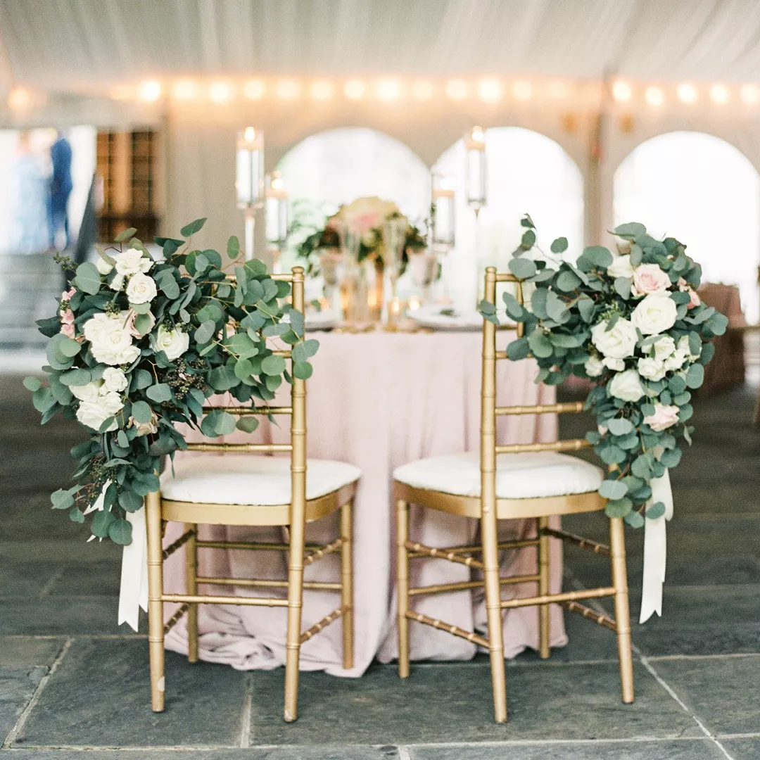 今天我们给花友们选取了一些欧美婚礼现场布置花艺图片,供大家参考