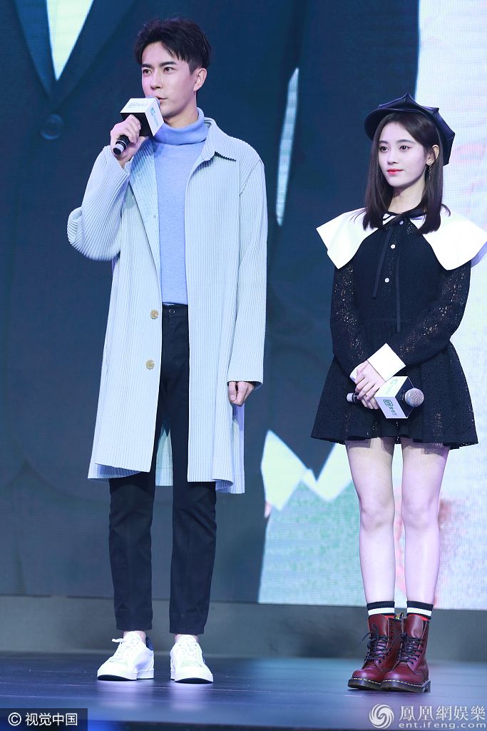 鞠婧祎穿娃娃裙甜笑撩发 秀绝世美颜与于朦胧"最萌身高差"