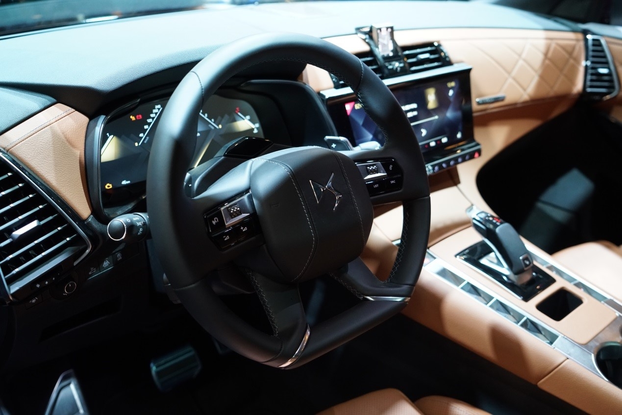 内饰空间:ds7内饰用料做工,包括装配都属同级顶尖水平,大面积真皮和软